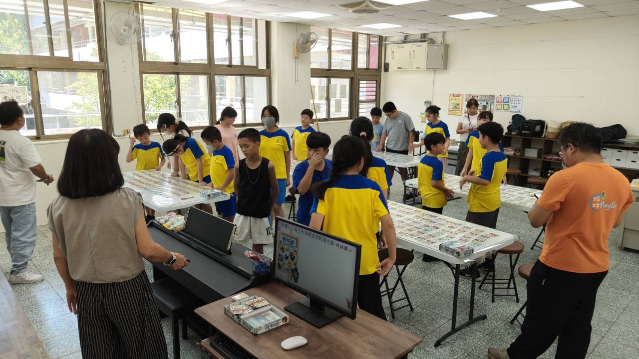 坪林國小學生分組參與部件獸桌遊課堂活動