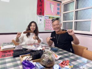 游榮吉教育基金會執行長沈中元教授與大鵬國小徐嘉鴻校長交流