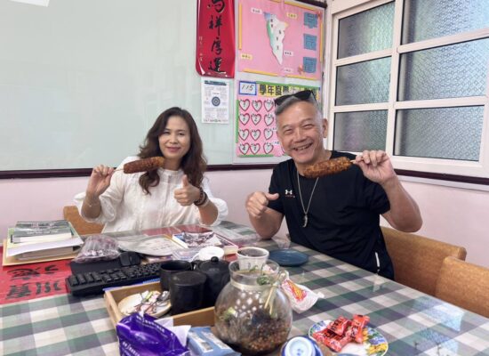 游榮吉教育基金會執行長沈中元教授與大鵬國小徐嘉鴻校長交流