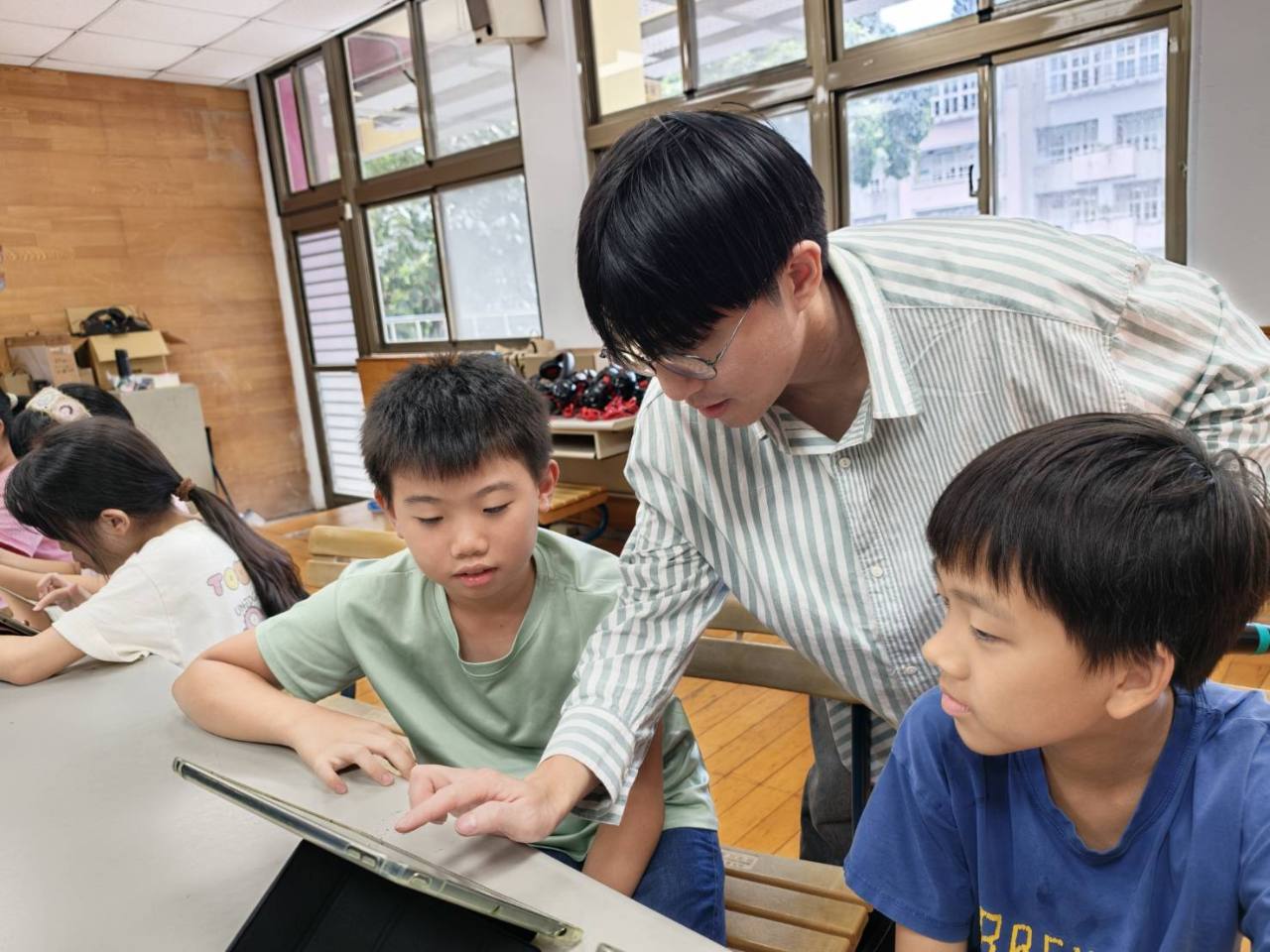 黃譽韶老師在課堂中指導學生使用平板進行音樂創作