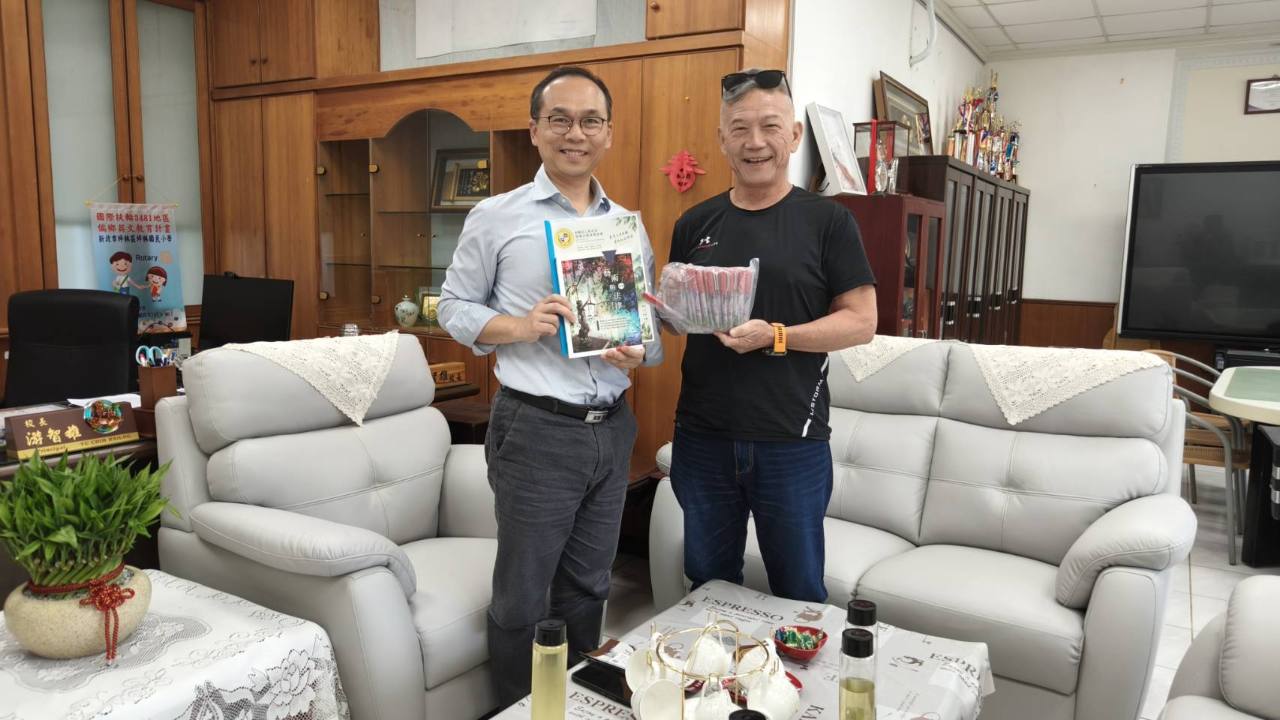 游榮吉教育基金會執行長沈中元拜訪坪林國小游智雄校長