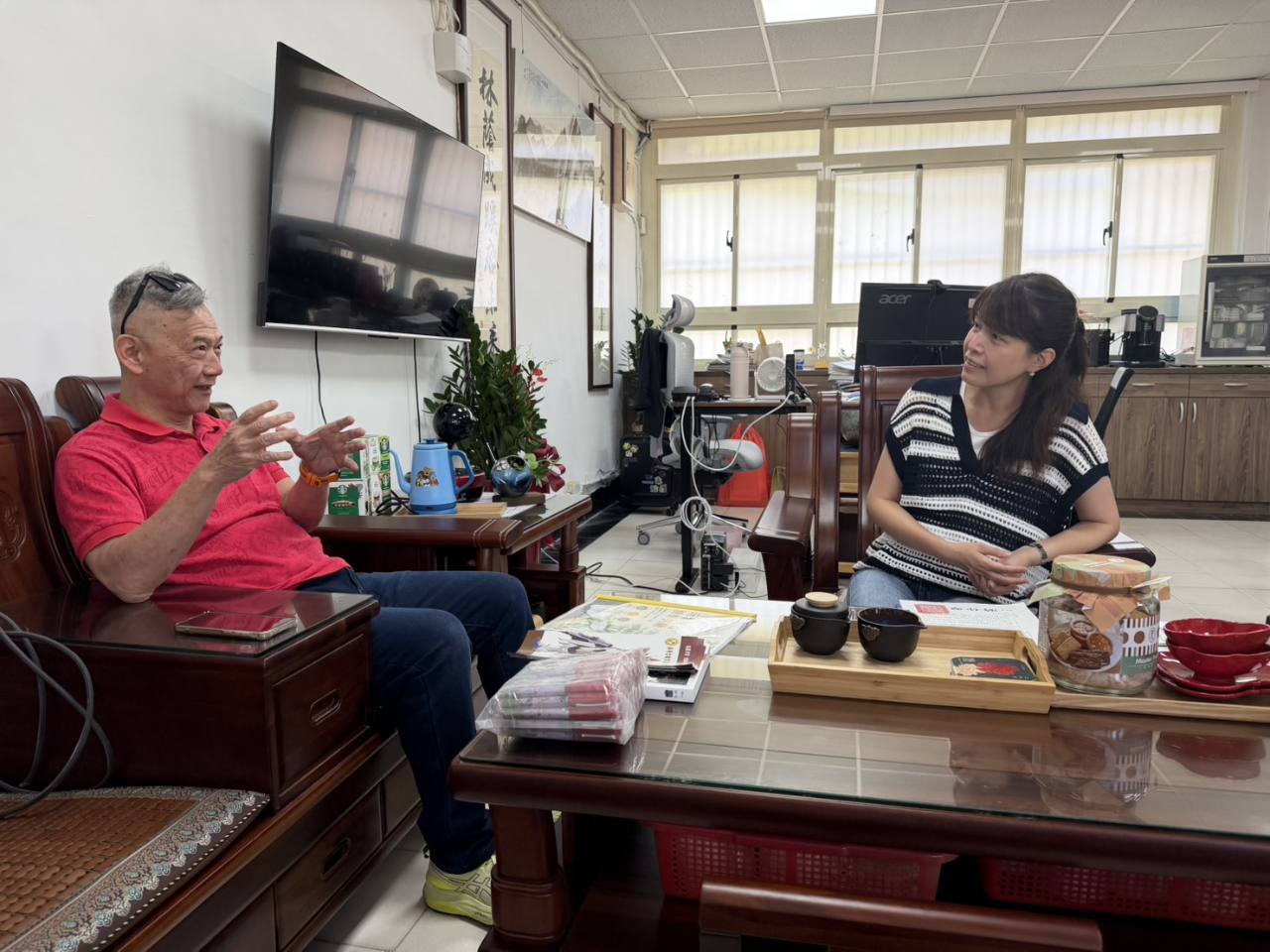 基金會與上林國小校方代表在校內交流教育合作方向