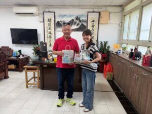 游榮吉教育基金會代表與上林國小校方代表合影