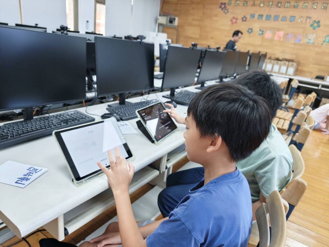 坪林國小學生使用平板進行數位音樂實作