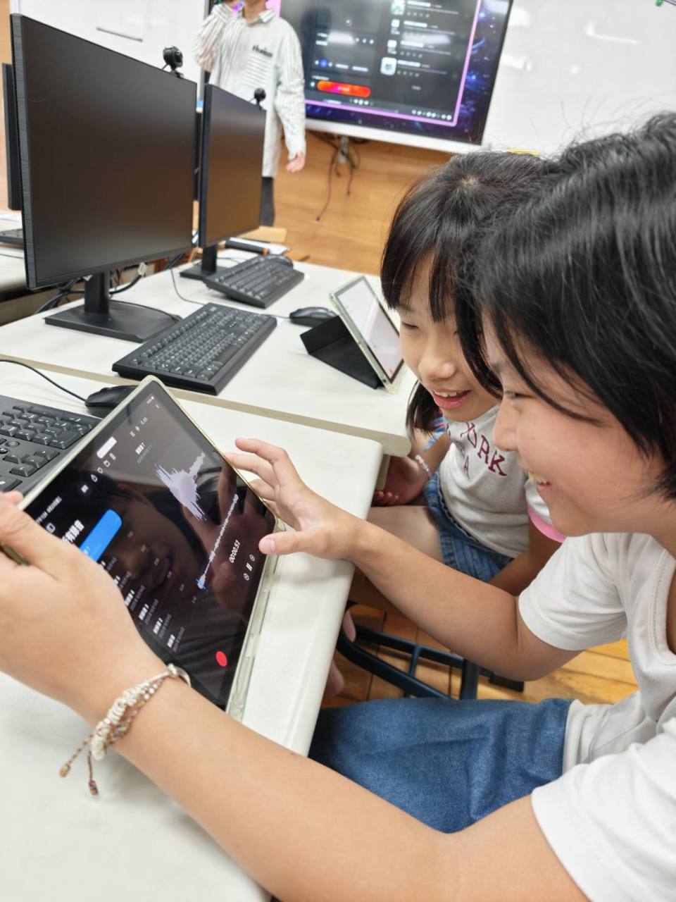 坪林國小學生共同操作平板體驗AI音樂創作
