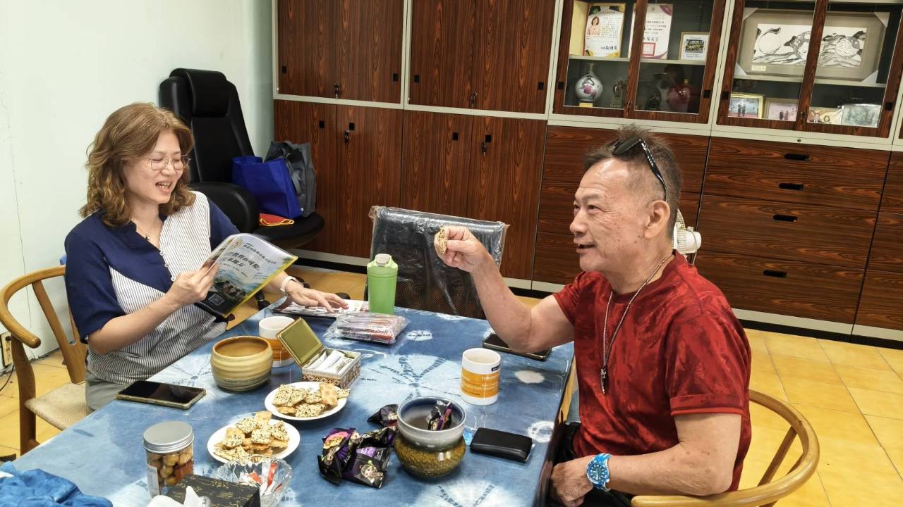 沈中元教授與黃恕懿校長交流成福國小教育合作方向