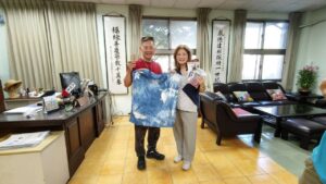 沈中元教授與成福國小黃恕懿校長展示藍染作品並合影