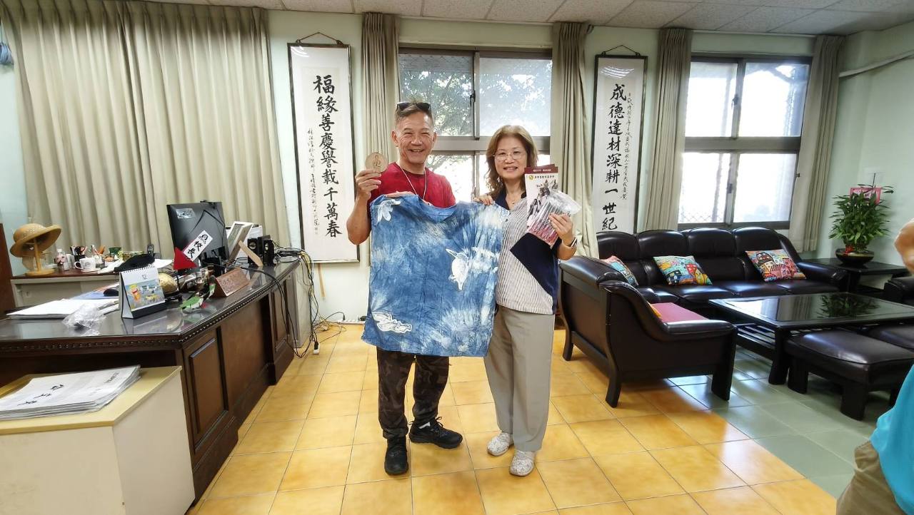 沈中元教授與成福國小黃恕懿校長展示藍染作品並合影