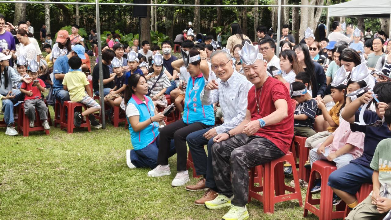 吉安親子活動現場民眾戴著超人力霸王頭套參與互動