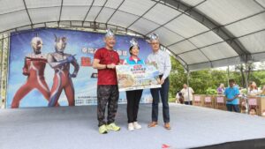 活動貴賓手持花蓮活動海報於超人力霸王舞台合影