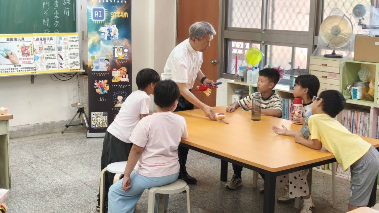 簡教授以教材引導直潭國小學生觀察日常風險