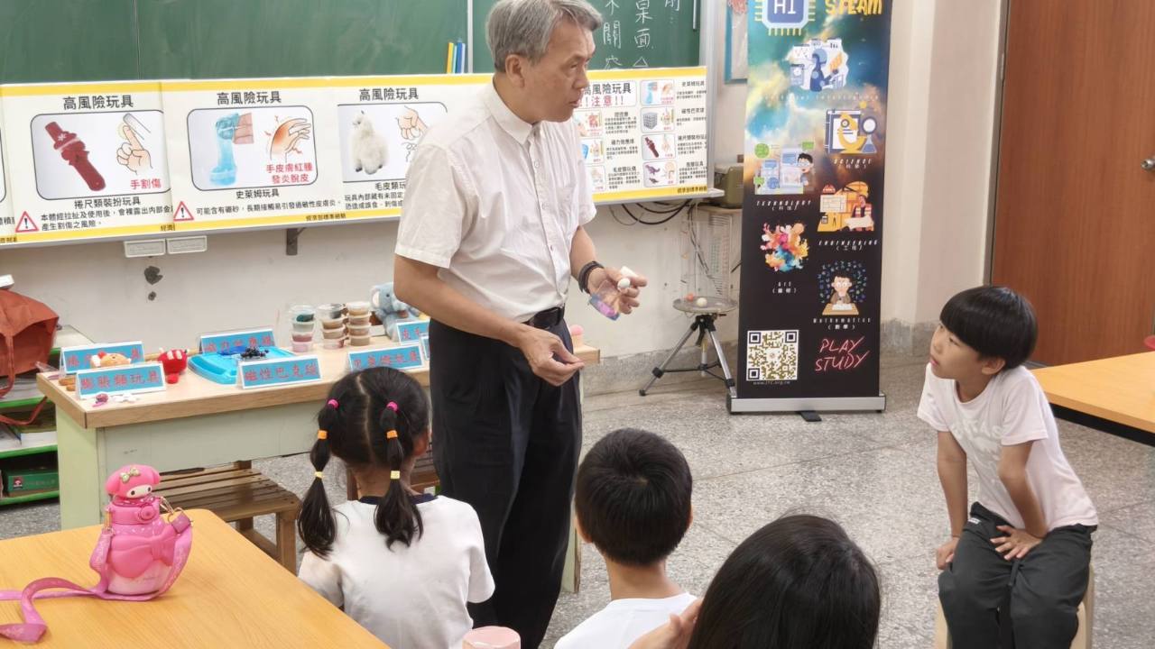 簡教授展示教材並與直潭國小學生互動