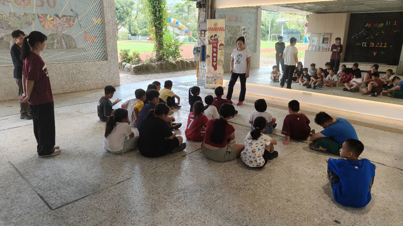 黃蘭秀老師向上林國小學生說明兒童律動舞蹈課程