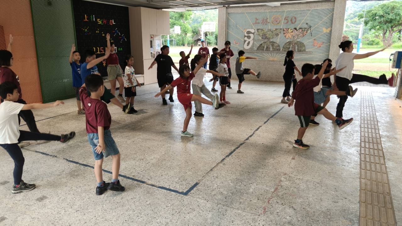 上林國小兒童律動舞蹈課學生進行團體動作練習