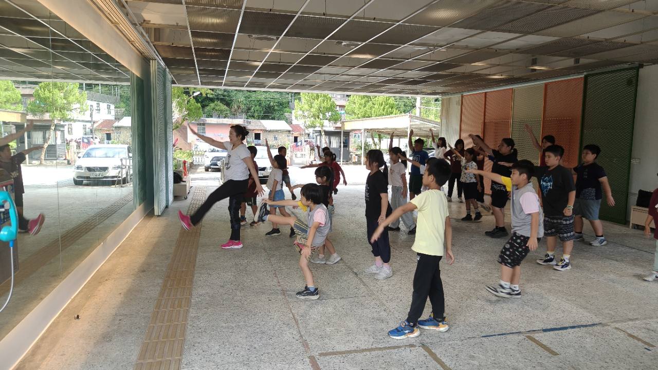 上林國小學生在鏡面教學空間練習舞蹈動作