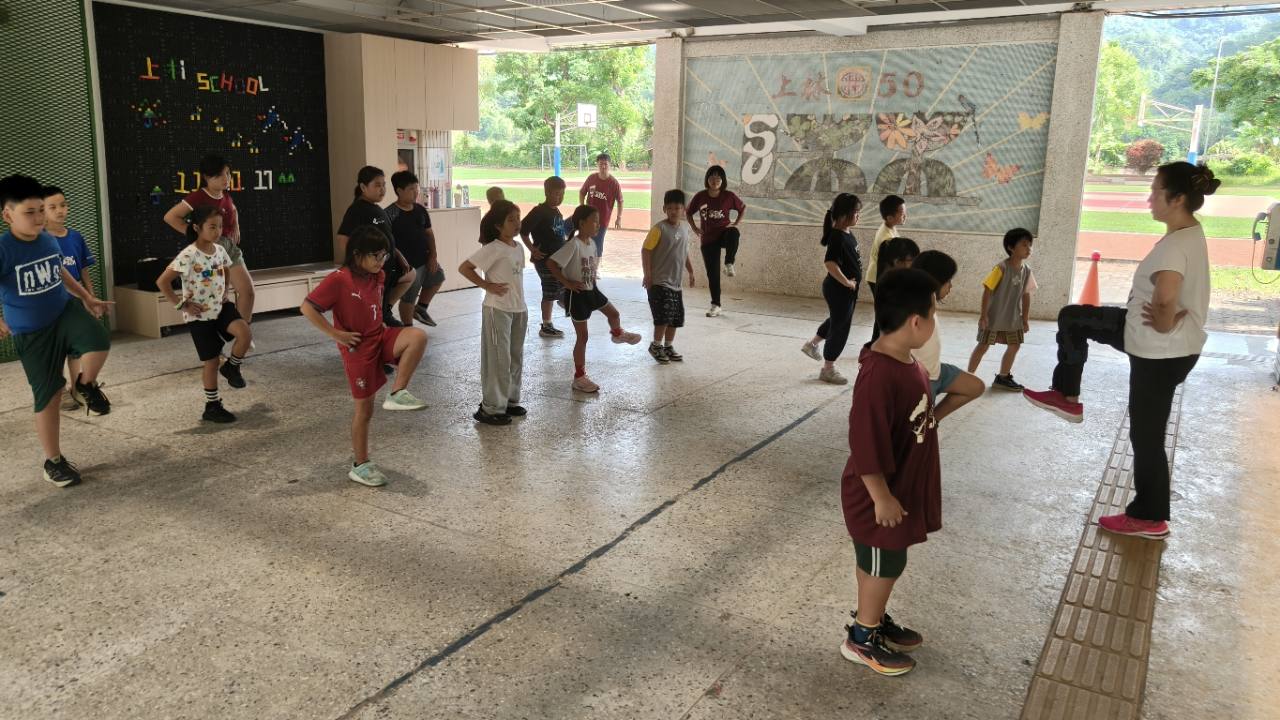 上林國小學生跟隨黃蘭秀老師進行律動暖身練習