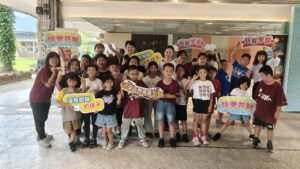 上林國小兒童律動舞蹈課師生與游榮吉教育基金會合影