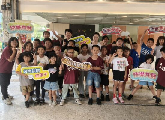 上林國小兒童律動舞蹈課師生與游榮吉教育基金會合影