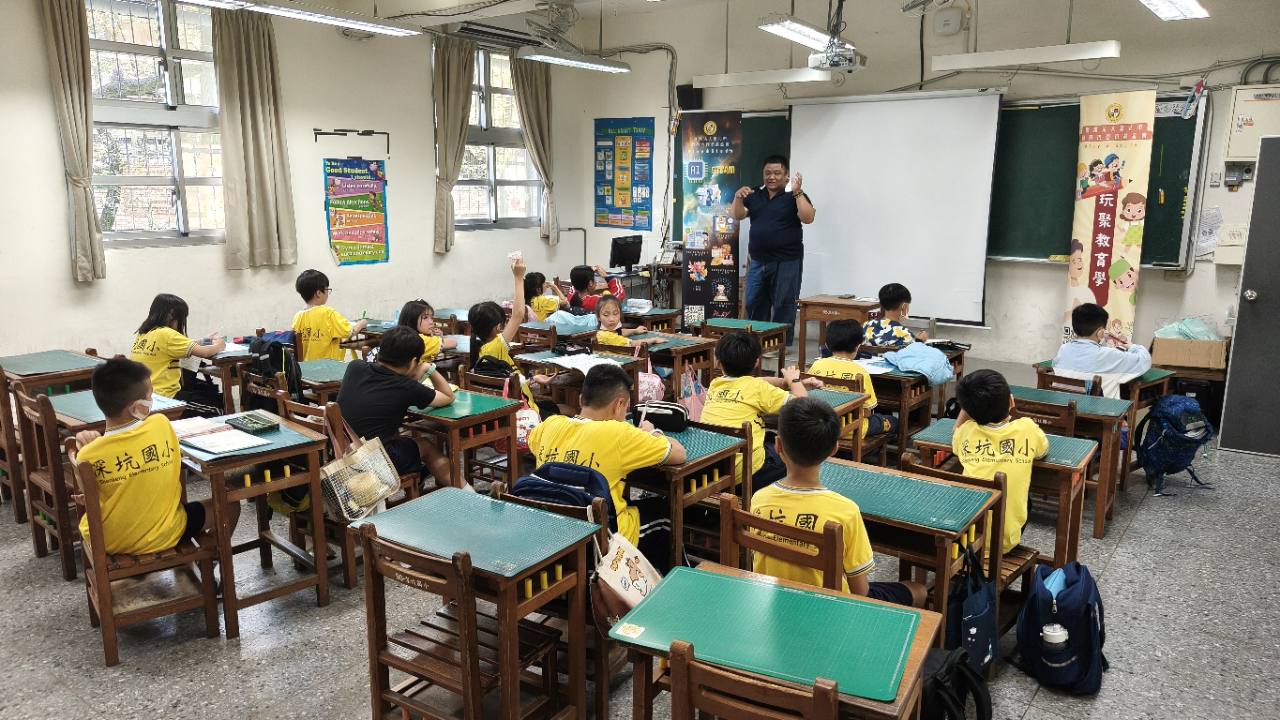 深坑國小學生在教室聆聽藝術美學課程說明