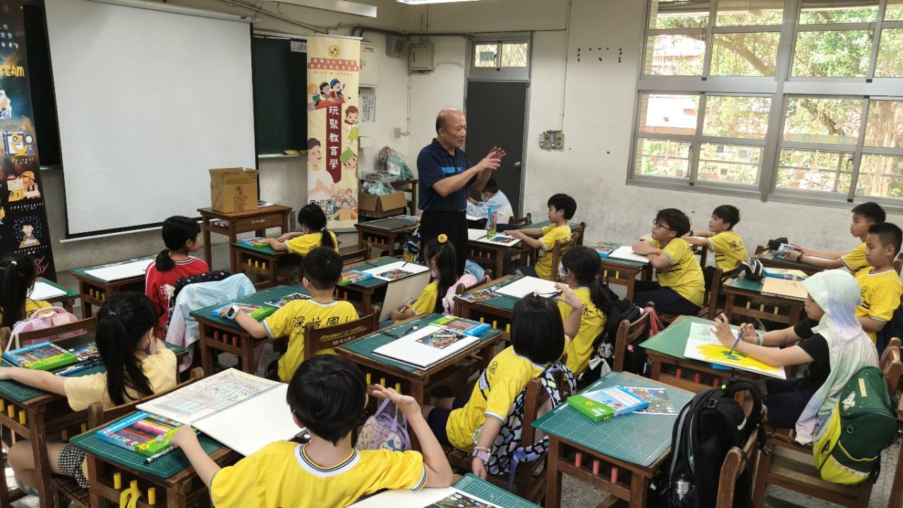 藝術美學課程中老師向學生說明創作內容