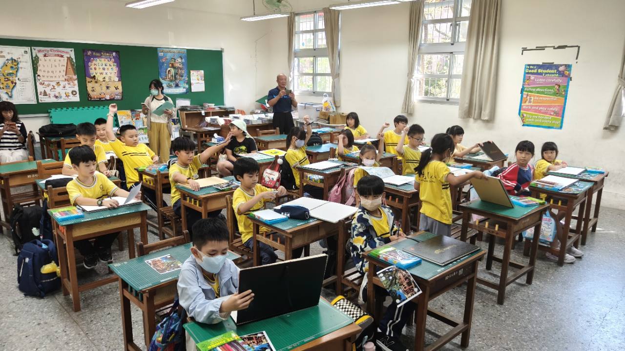深坑國小學生準備畫冊與繪畫工具參與藝術課程