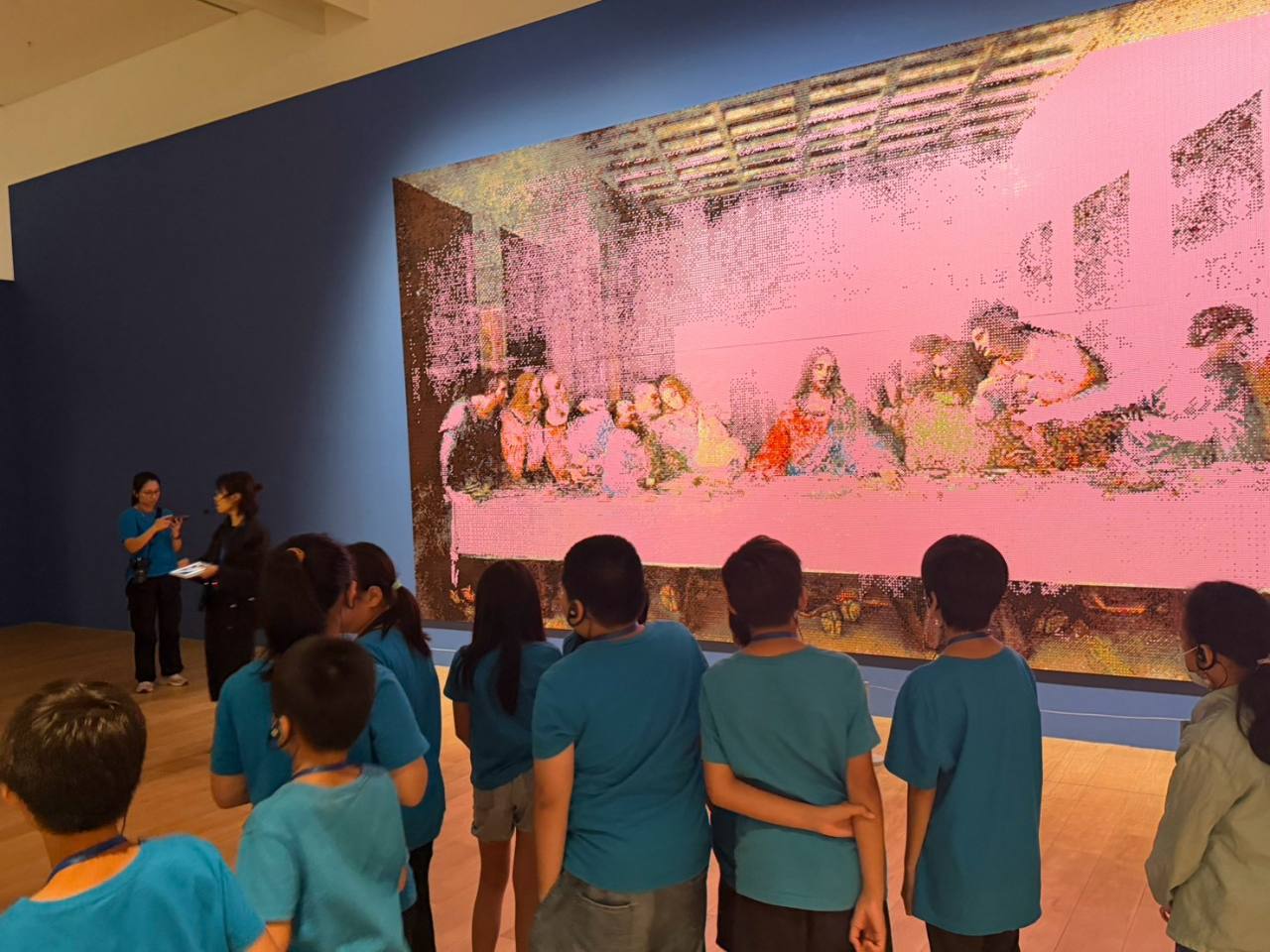 雙溪國小學生在富邦美術館欣賞大型藝術作品