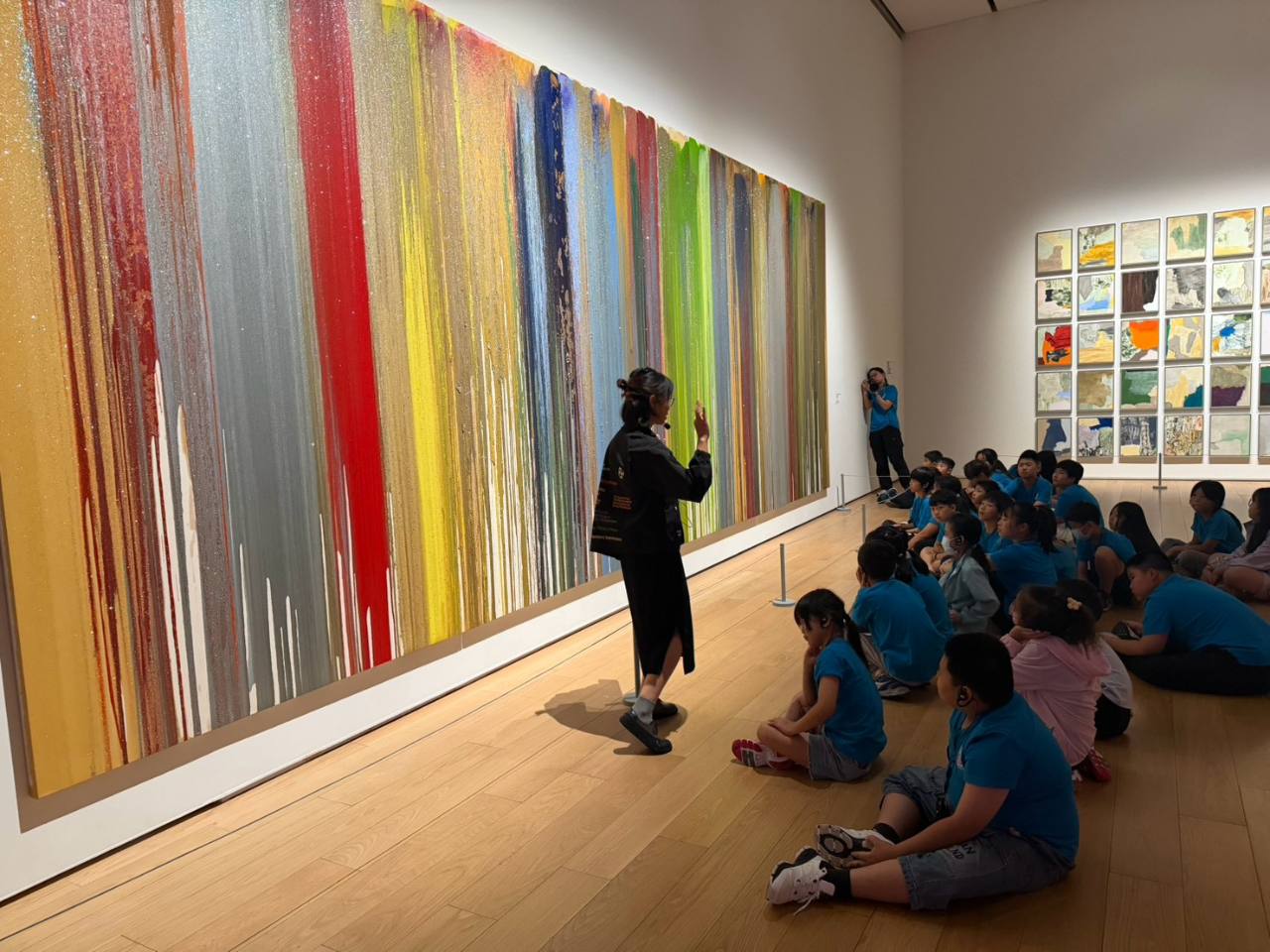 富邦美術館導覽人員帶領雙溪國小學生觀察色彩與創作細節
