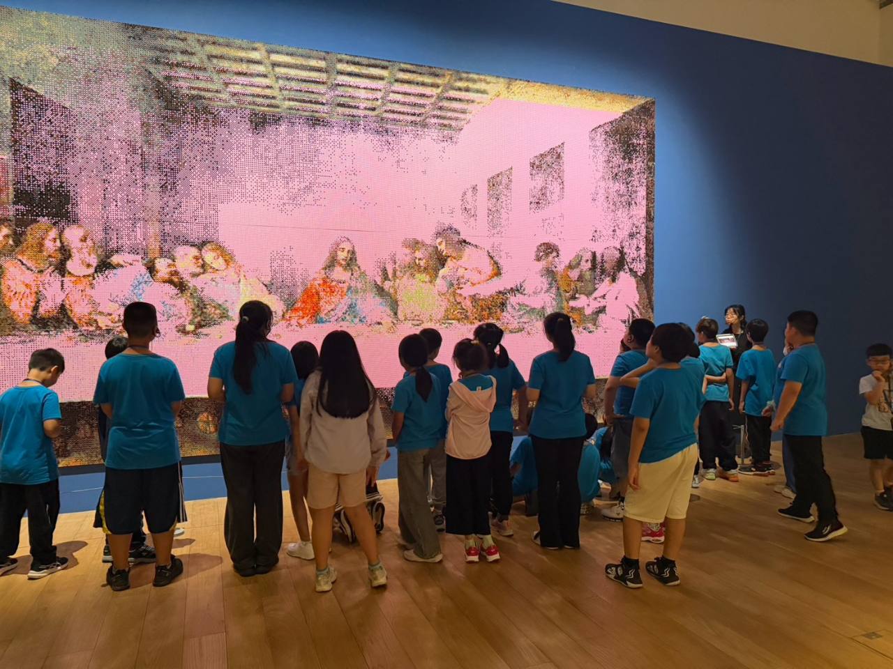 雙溪國小學生於富邦美術館近距離觀察大型藝術作品