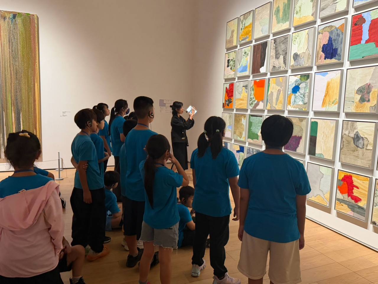 雙溪國小學生在導覽中欣賞多幅現代藝術作品
