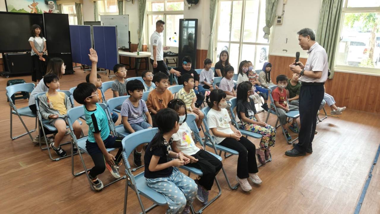 簡戊鑑教授帶領五寮國小學生進行傷害預防課程