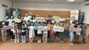 五寮國小學生與師長參與傷害預防課程合影