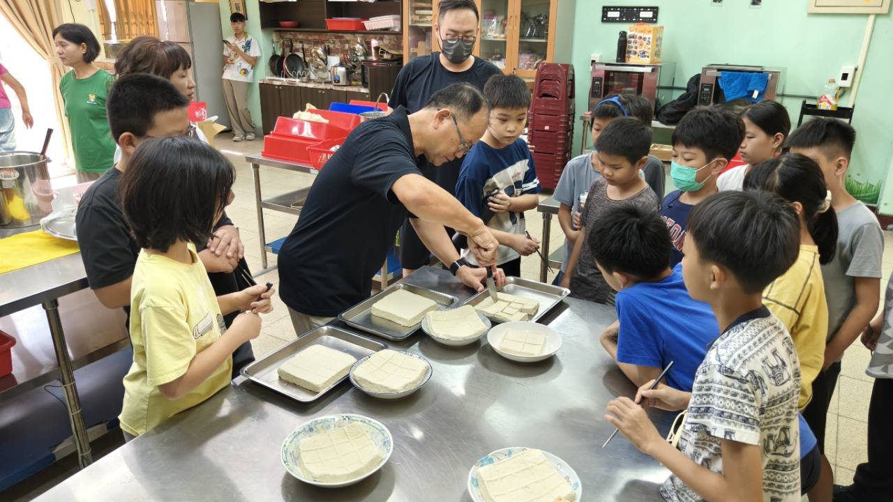 永吉國小學生觀察豆腐切製與分裝過程