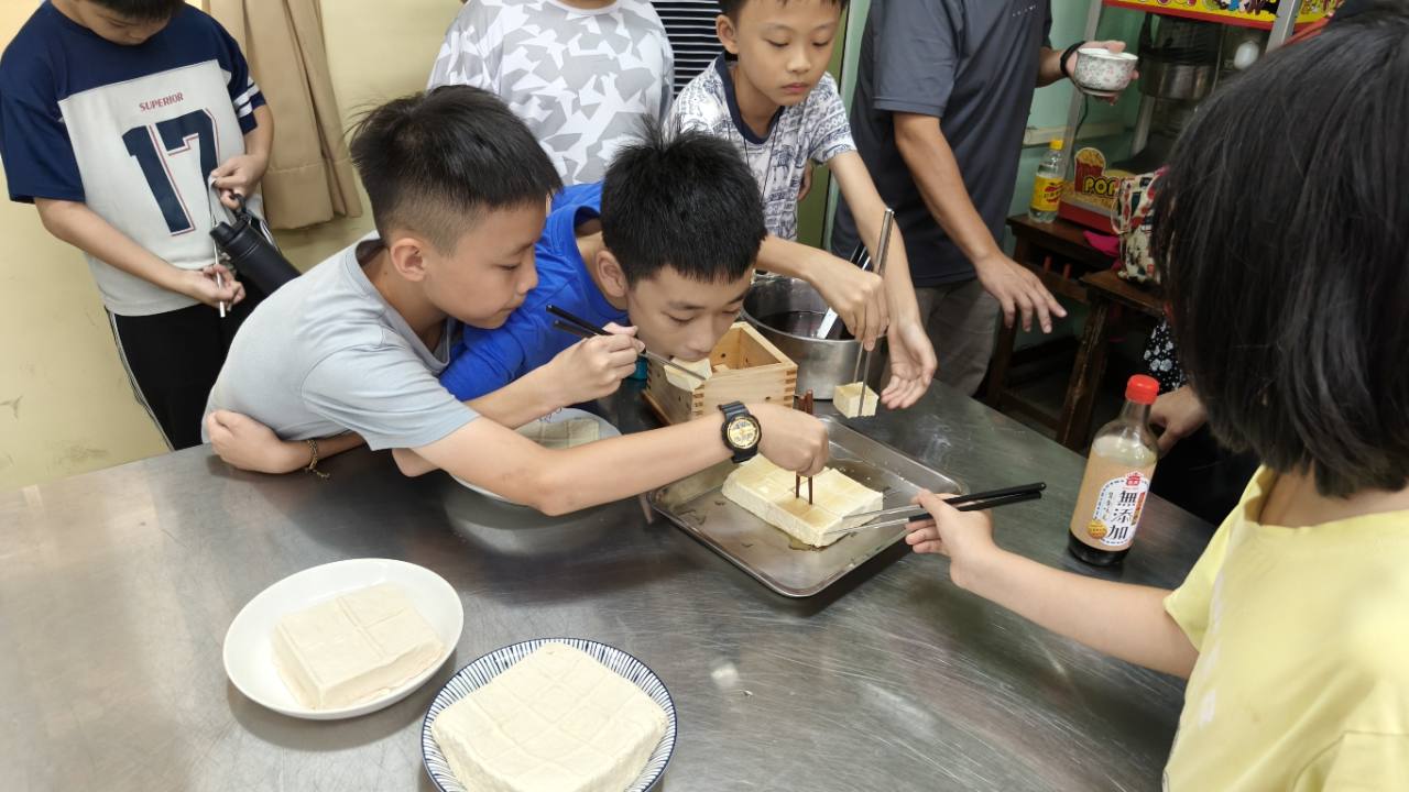 永吉國小學生共同品嚐親手製作的豆腐