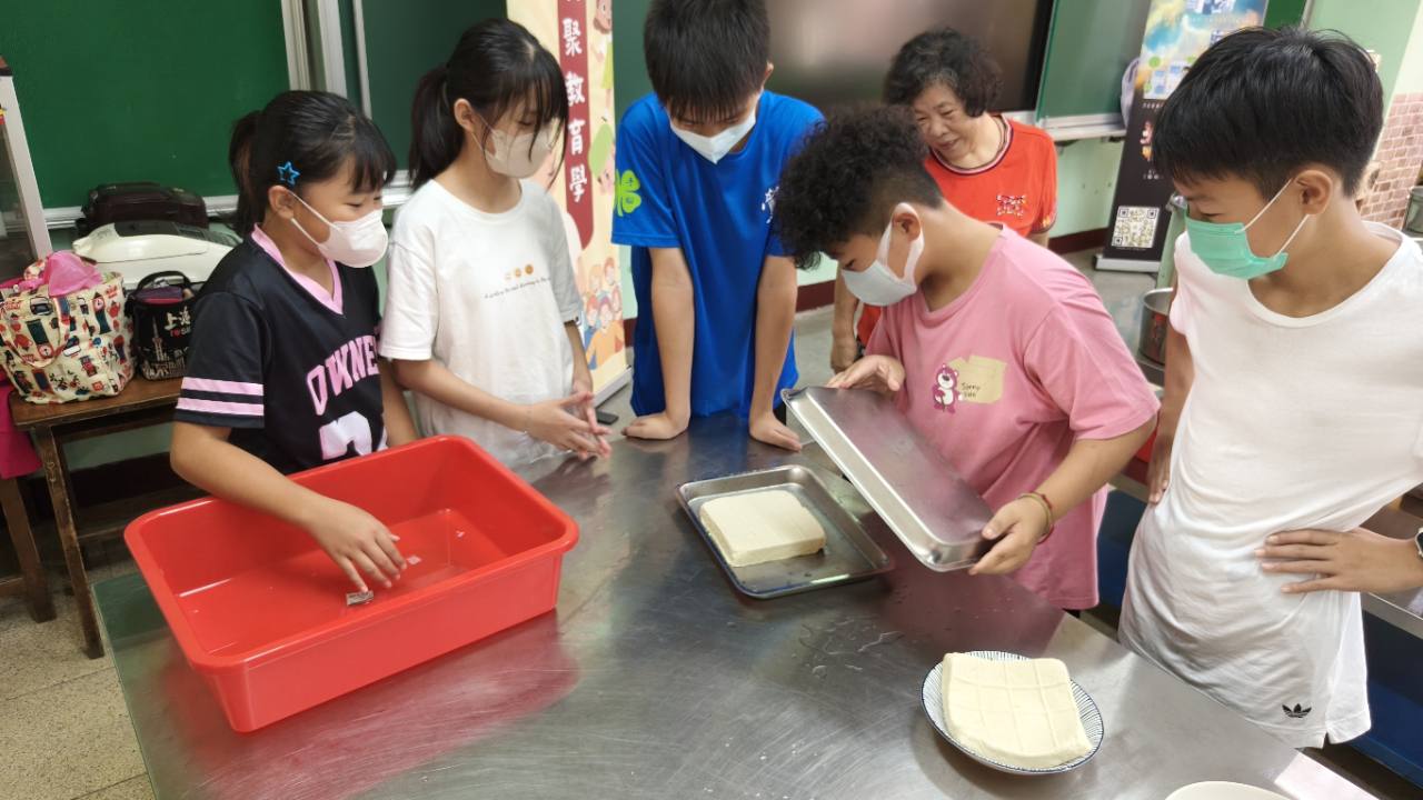 永吉國小學生合作完成豆腐脫模與盛盤
