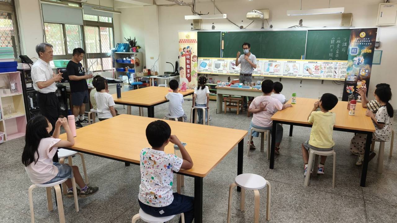 簡教授在直潭國小向學生說明玩具與生活安全